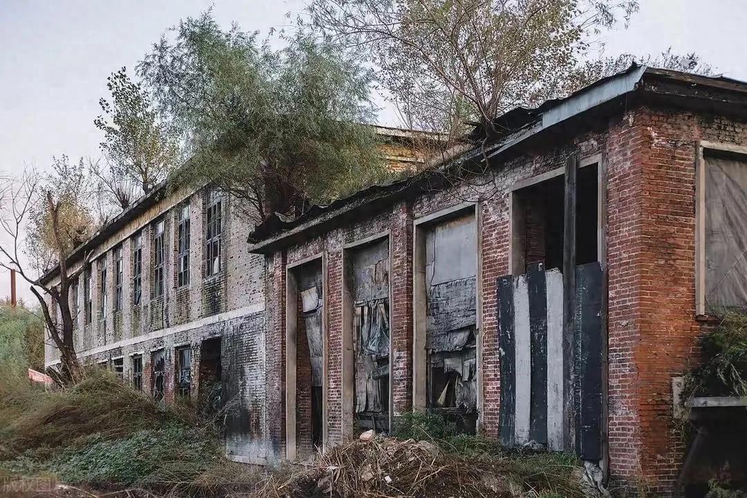 那些废弃军营为啥一直没人敢动？原因也很简单：它们都归部队管，地方上完全没辙。别看