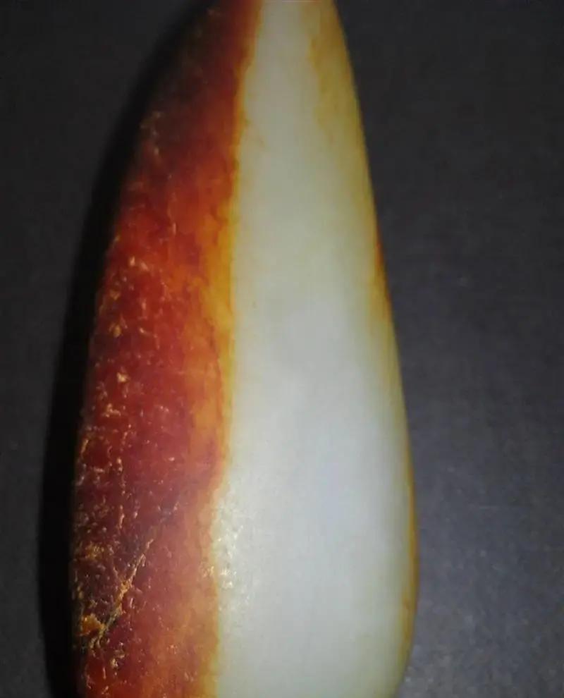 前些年刷到一个红皮白肉籽料山子，巴掌大小，皮子像熟透柿子，肉却润得发油，瞬间挪不