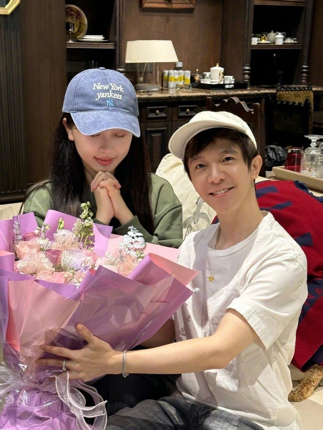 虞书欣和郭敬明一起为阿云庆生啦！一周年快乐🎉 ​​​