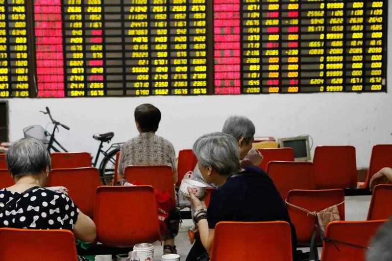 当股民们还在犹豫徘徊，等待大盘企稳、放量后再入场时，大盘却在低成交量的交易中悄然