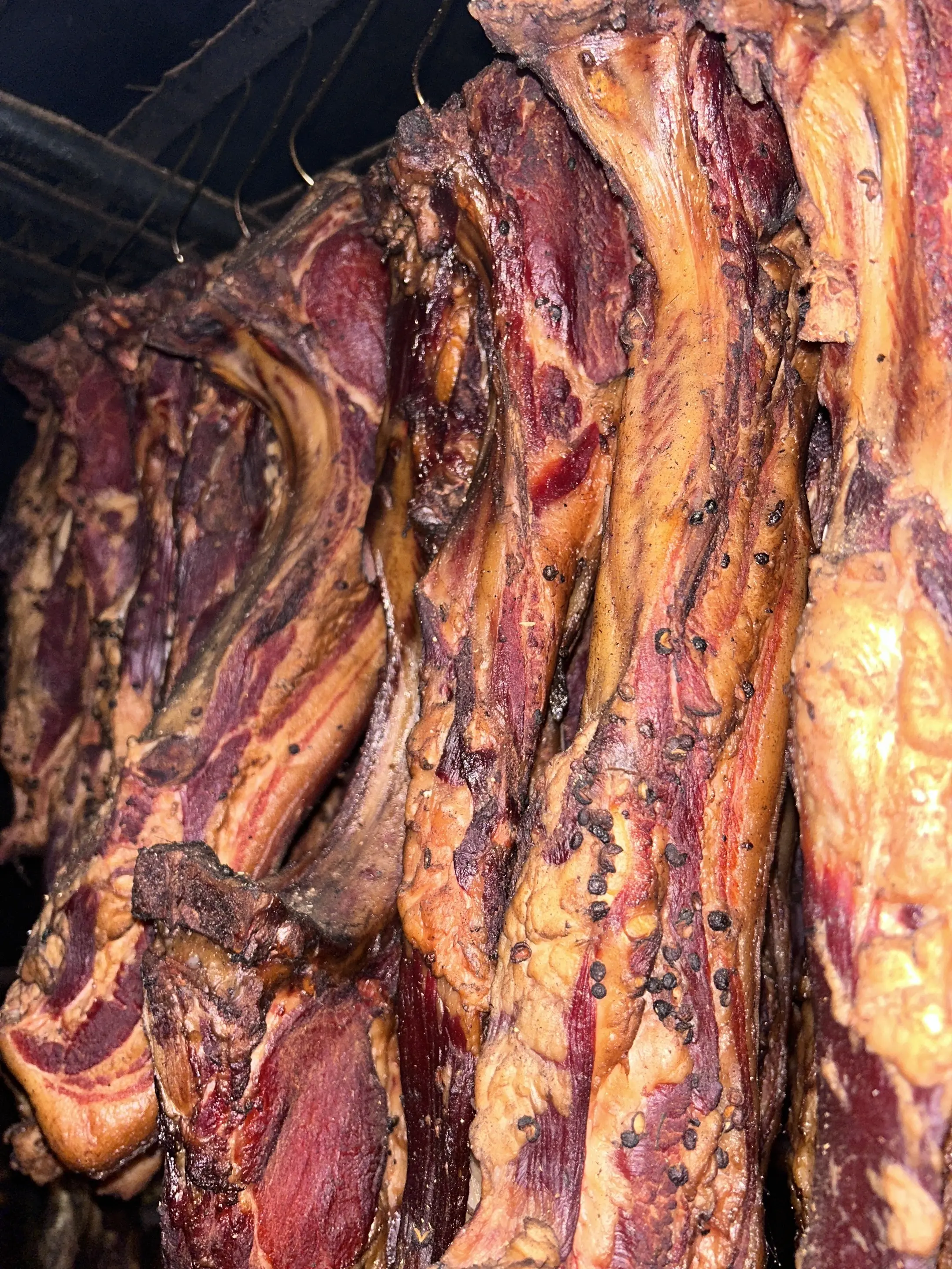 一块腊肉，熏的是岁月沉淀的香，从选材腌制到柴火慢熏，每一步都是老辈传下...