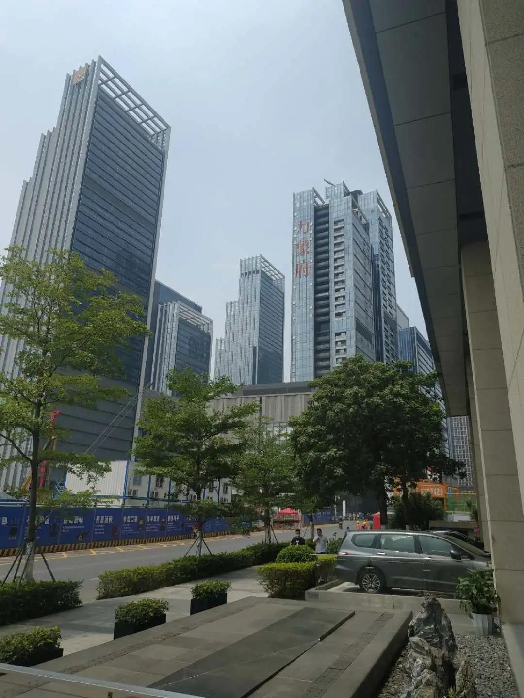 每次去大冲那边富人区送外卖，看着十几万一平的房子，还有车库停满的各种百万豪车，心