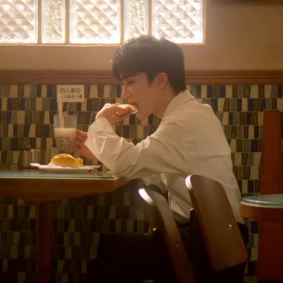 周深 维港打卡三件套 周深的维港之旅太会选角度，普通的打卡点都被他拍出了新意