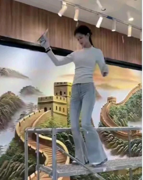 这是一名立体浮雕的高手，一幅画值几万至几十万不等，年收入几百万元。如果能娶到这样