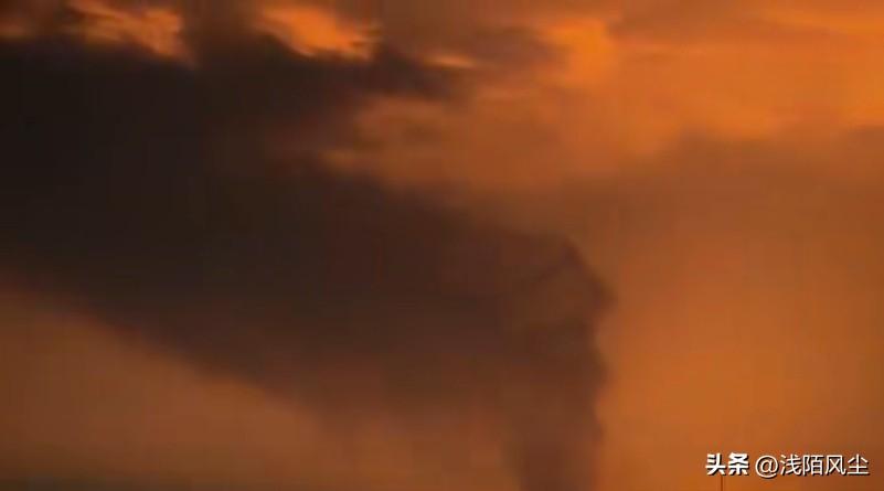 美以袭击伊朗石油设施油库爆炸引发‘黑雨’危机，缺氧燃烧产生的致癌烟尘与强酸雨，对