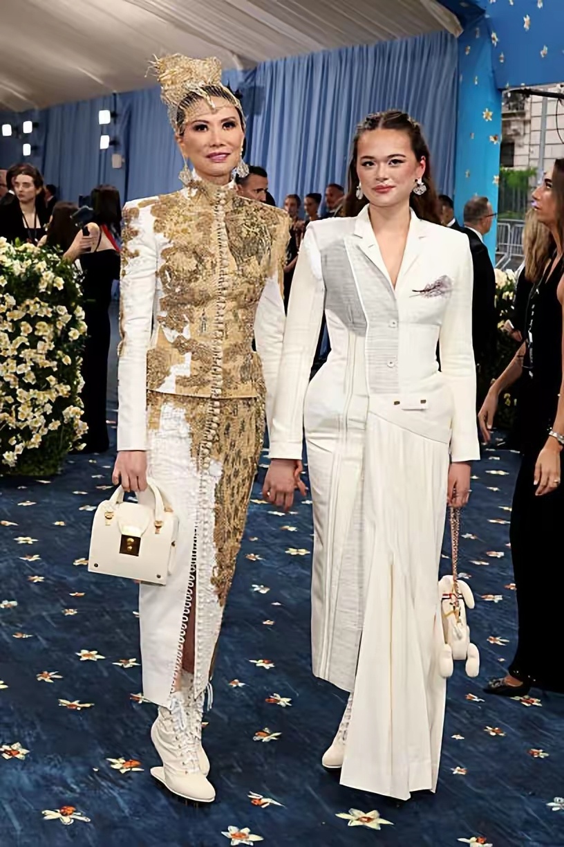 56岁邓文迪带混血女儿闪耀MetGala！邓姐穿金色如女王，女儿也美 ​​​
