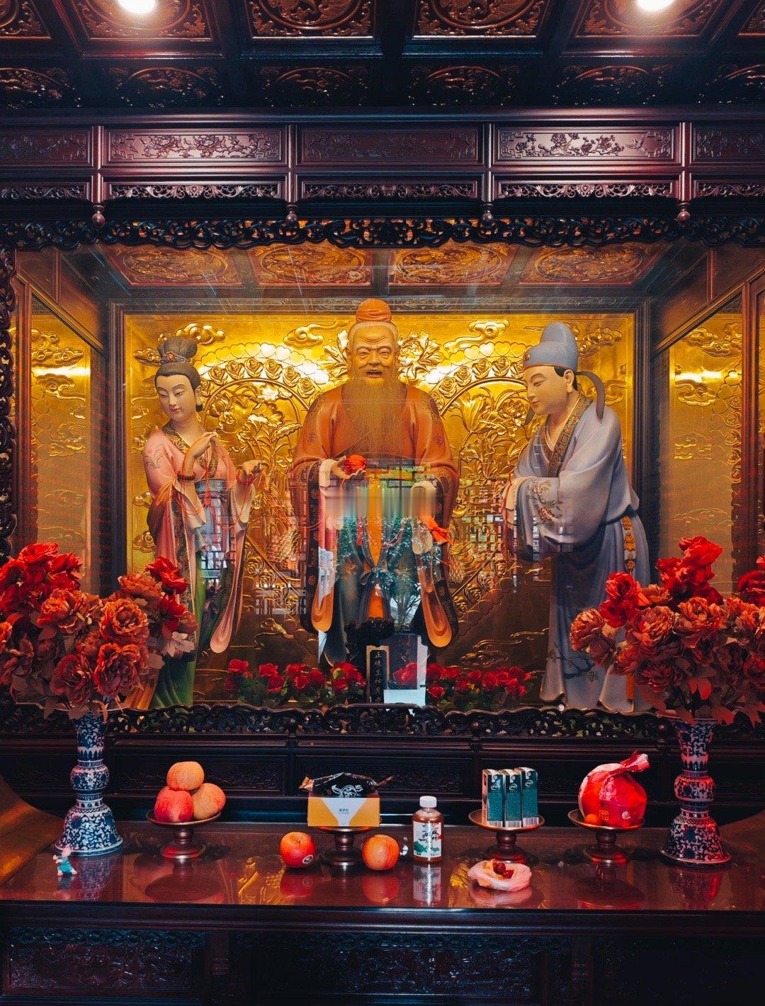 月老殿前红绳高挂，催正缘法事启缘，驱散感情阻碍，命定之人如期而至。 ​​​