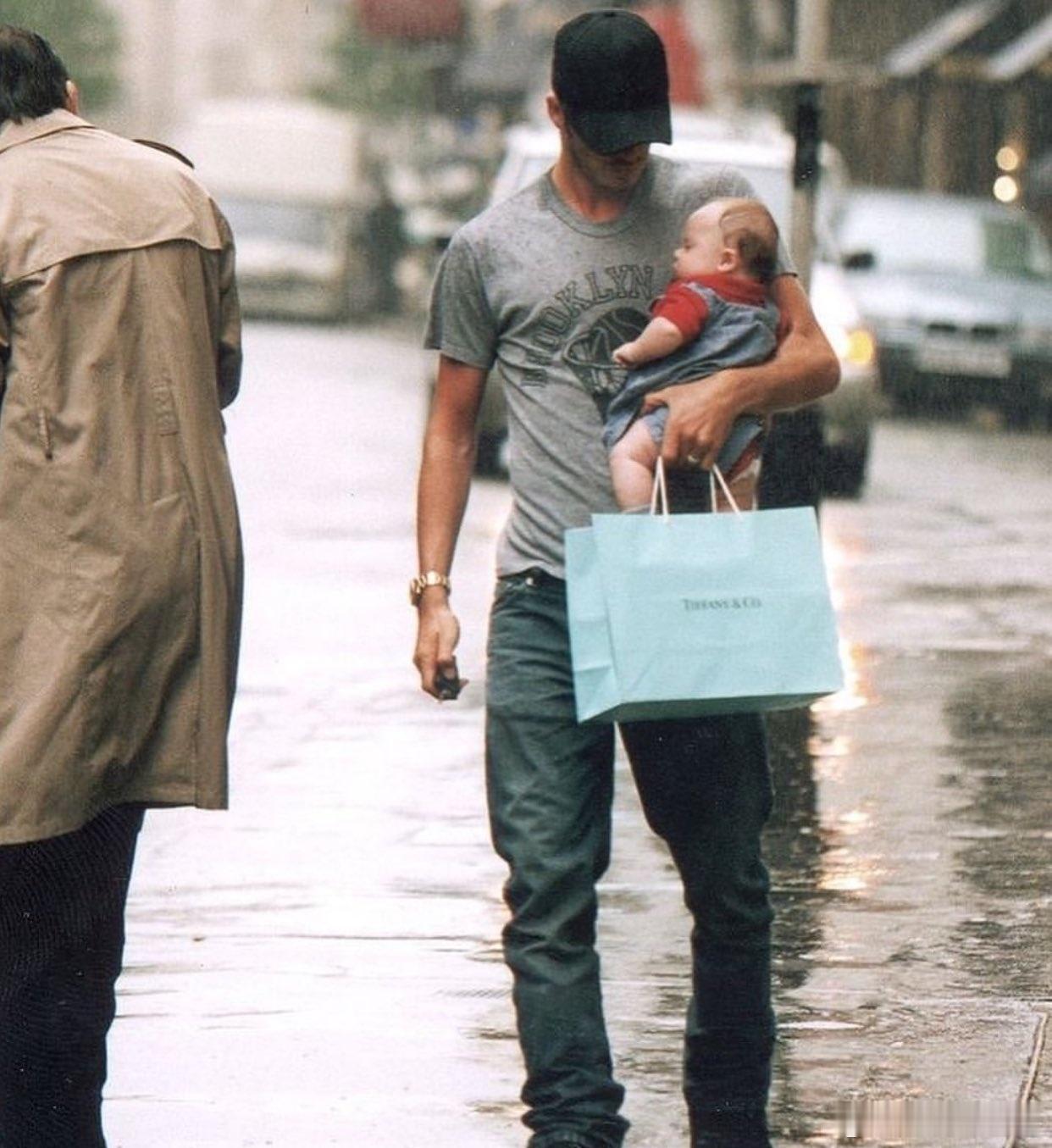 这张照片拍于2000年，贝克汉姆一边照顾大儿子布鲁克林，一边为维多利亚购买蒂芙尼