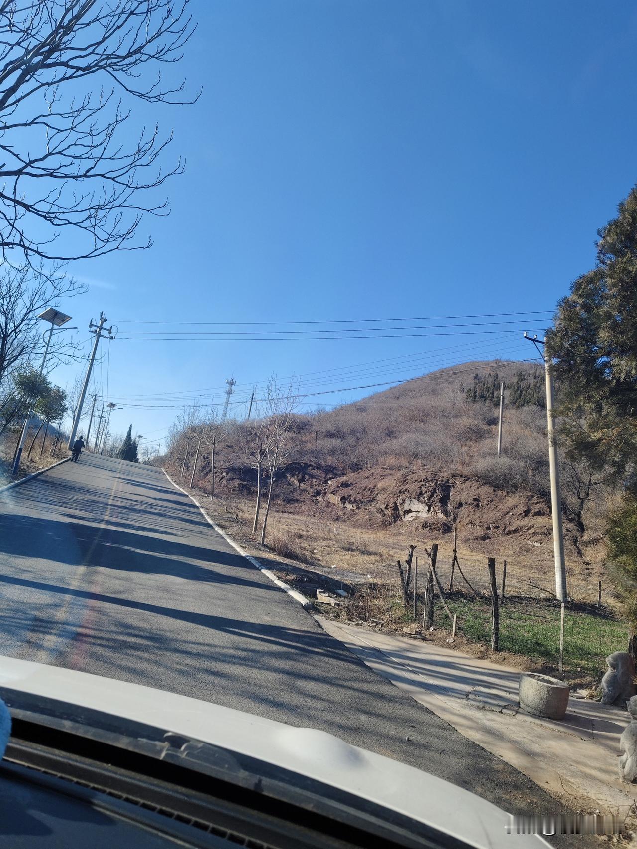 山路行记
 
车窗外的风裹着清冽的凉意，沿着蜿蜒的山路向上行，视线里是铺展的湛蓝