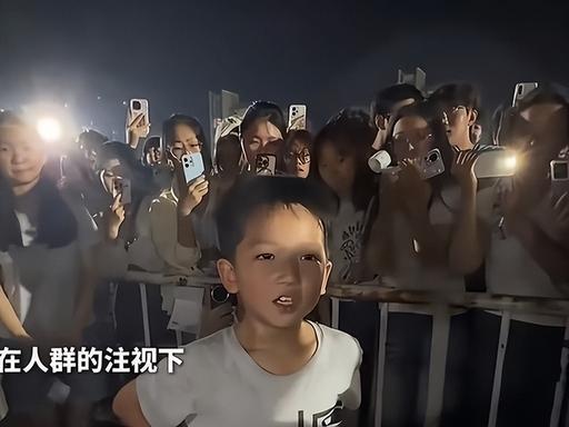 破防了！6月29日，河南郑州，这个8岁男孩火了！他面对众多围观的大学生，勇敢的说