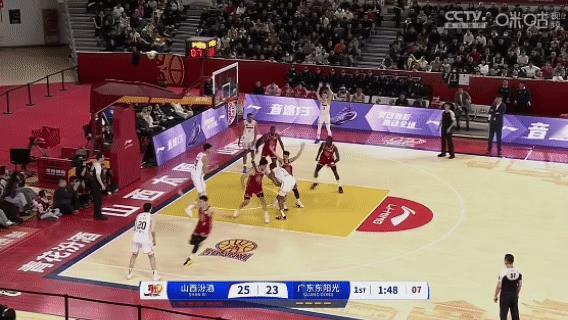 迪亚洛跑，贝兹利追，俩人好像在篮球场赛跑…… 不过第一节没打完，广东队已经7次失