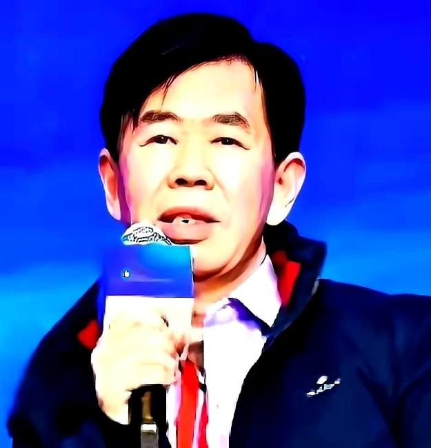 军事专家戴旭有个观点，很扎心。他说我们航母下水，五代机上天，导弹快到没影，家底越