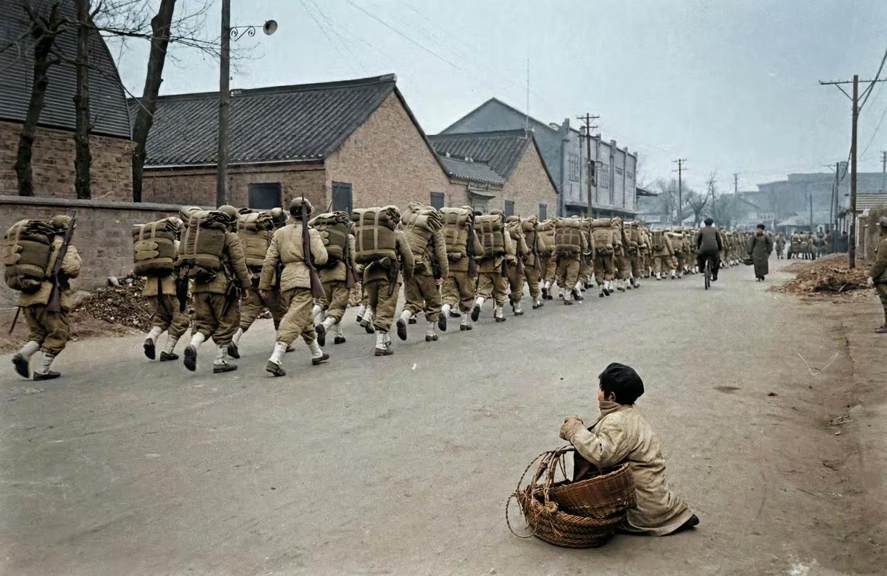 这是当年国民党军撤退时的场景，从图片中能看到，他们装备颇为精良，绑腿都是统一的，