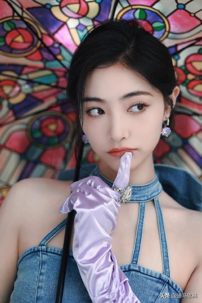 许佳琪作为专业舞者，也是7SENSES成员。常年练舞让她身材线条自然又性感。
她