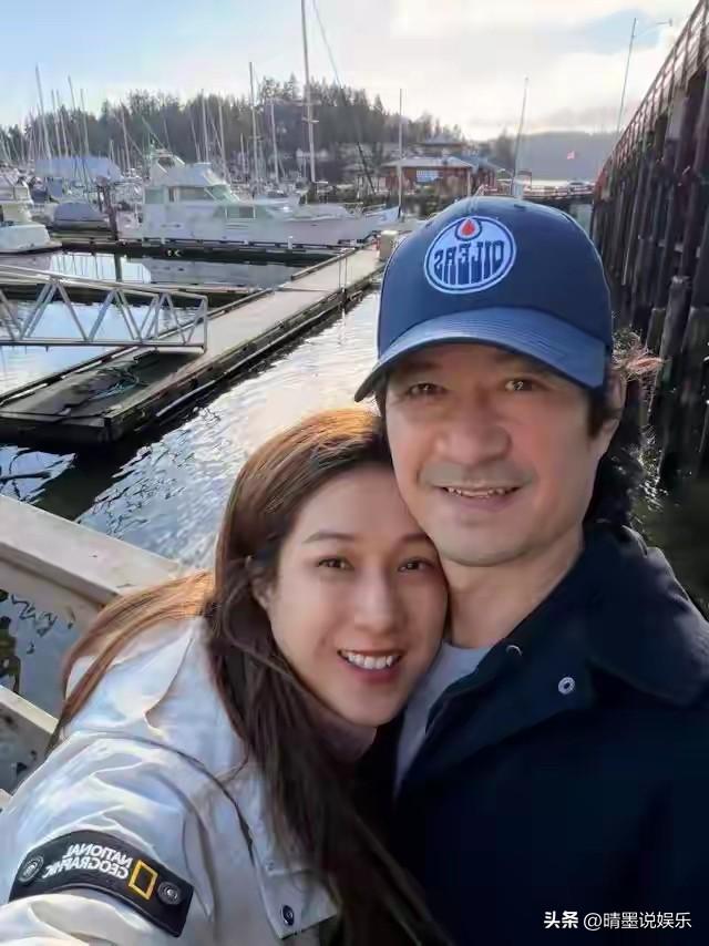 3月6日，钟嘉欣在社交平台晒结婚十周年甜蜜动态，她依偎在老公Jeremy怀里，两