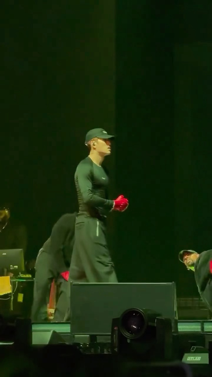 传下去 王嘉尔的胸会跳舞王嘉尔温哥华今晚最严厉的daddy