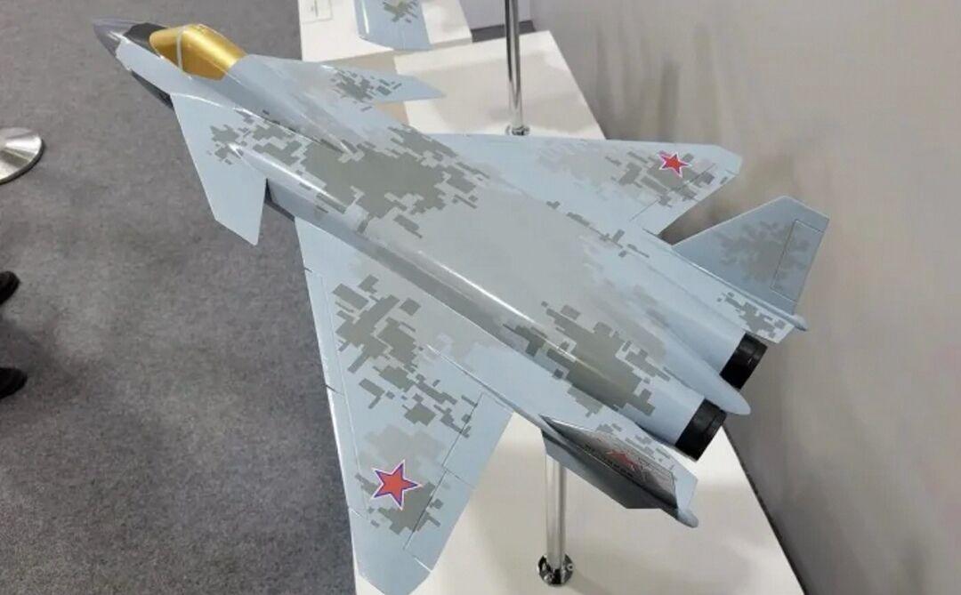 米格设计局的中型隐形战斗机概念模型，命名据说是米格-49，大小尺寸和米格-29差
