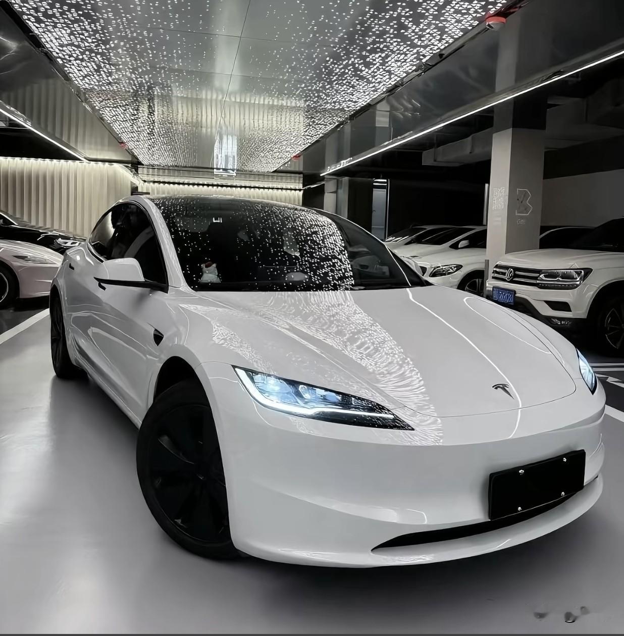 朋友问我特斯拉Model 3贵不贵？

我说，你看现在年轻人约会开它，上班开它，