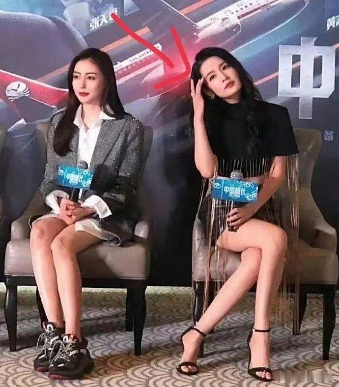 张天爱和李沁坐在一起接受采访 ​​​