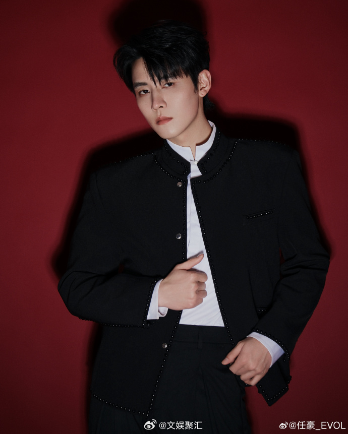 任豪北京也暖和了起来任豪晚上见北京的春日终于迎来暖意，任豪的新造型直接帅到惊艳！