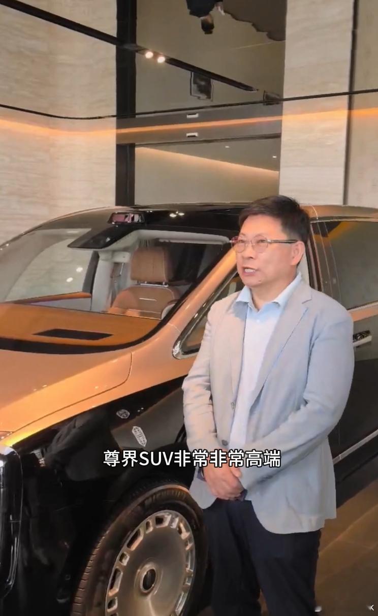余承东曝明年初上市大型豪华SUV 余总说尊界SUV非常值得大家期待，内饰外观都盒