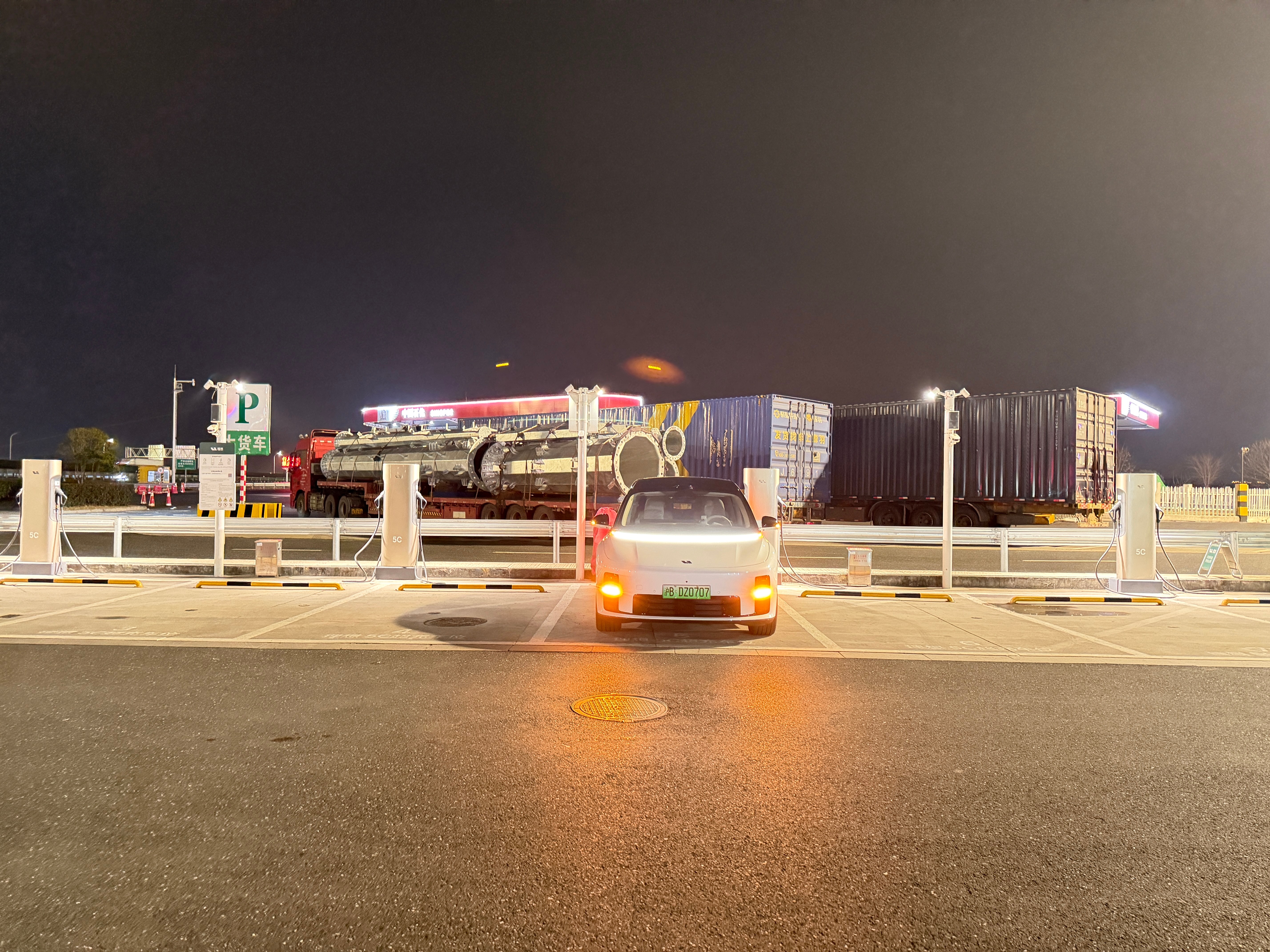 这个5C站顶啊 ，8根全是5C！ 湖州·德清服务区(练杭高速练市方向)