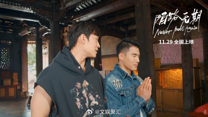 陌路无期 放手成为终极浪漫  依着吴鹏的目光所向，《陌路无期》在那片海域旁散发魅