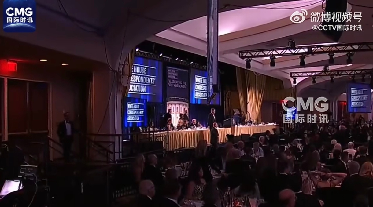 白宫晚宴枪声响起时特朗普就座于主席台枪声响起的瞬间，白宫晚宴的主席台成了风险焦点