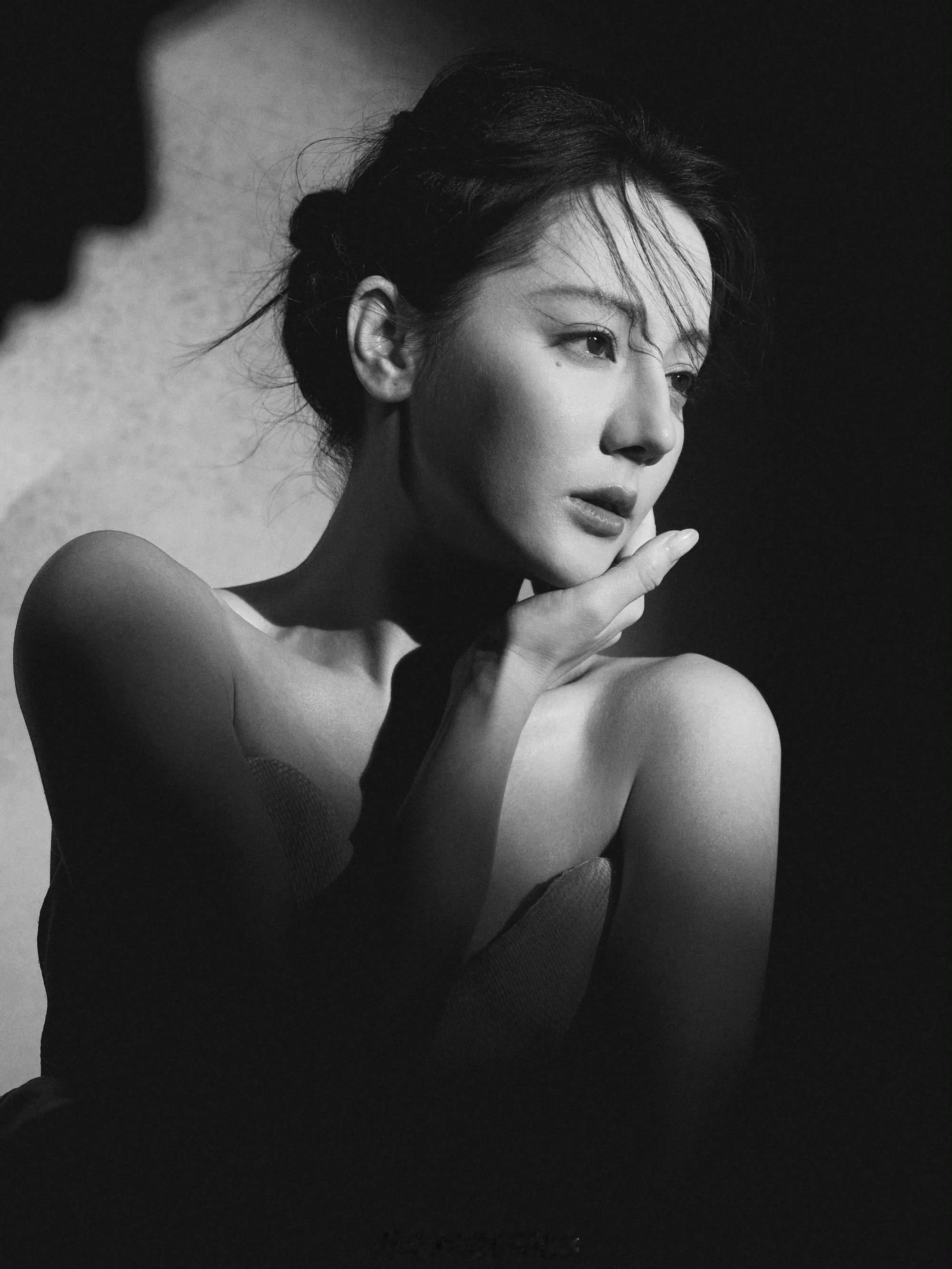 迪丽热巴工作室更新vogue拍摄花絮，女王级别[送花花] ​​​
