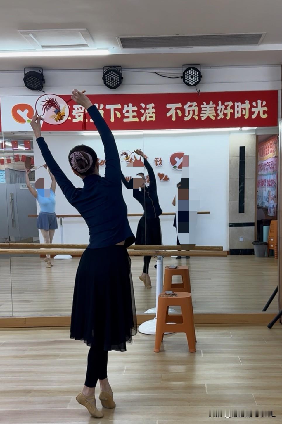 退休后，我为啥报了一个老年大学的芭蕾舞蹈课？
我是活明白了，我想在有生之年圆儿时