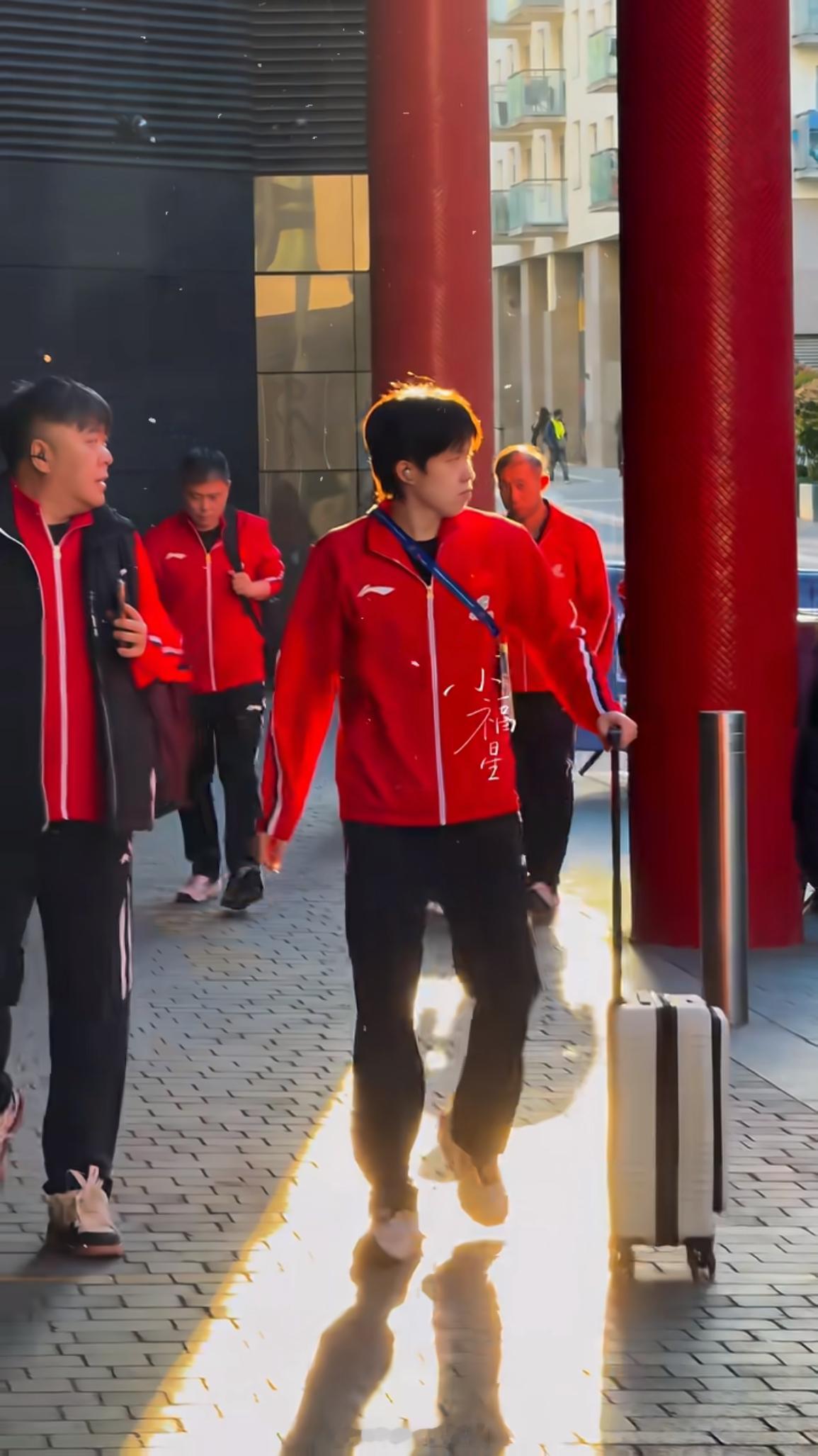 去原贴又看了一遍，这束阳光实在太绝太有氛围感了…完全热血偶像剧男主的出场方式☀️