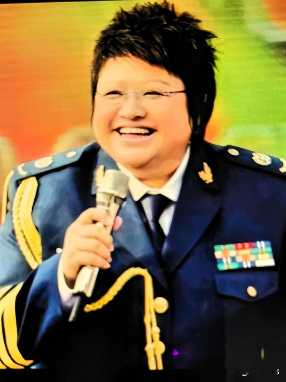 韩红她的唱功实力非常的棒，尤其是有极强的演唱功底。很多歌传唱度很高，国民的基础特
