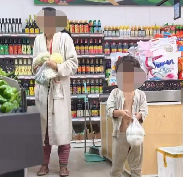西安这对衣冠不整的母子，相关街道已经发布了情况说明，有固定住所，不是流浪人员。