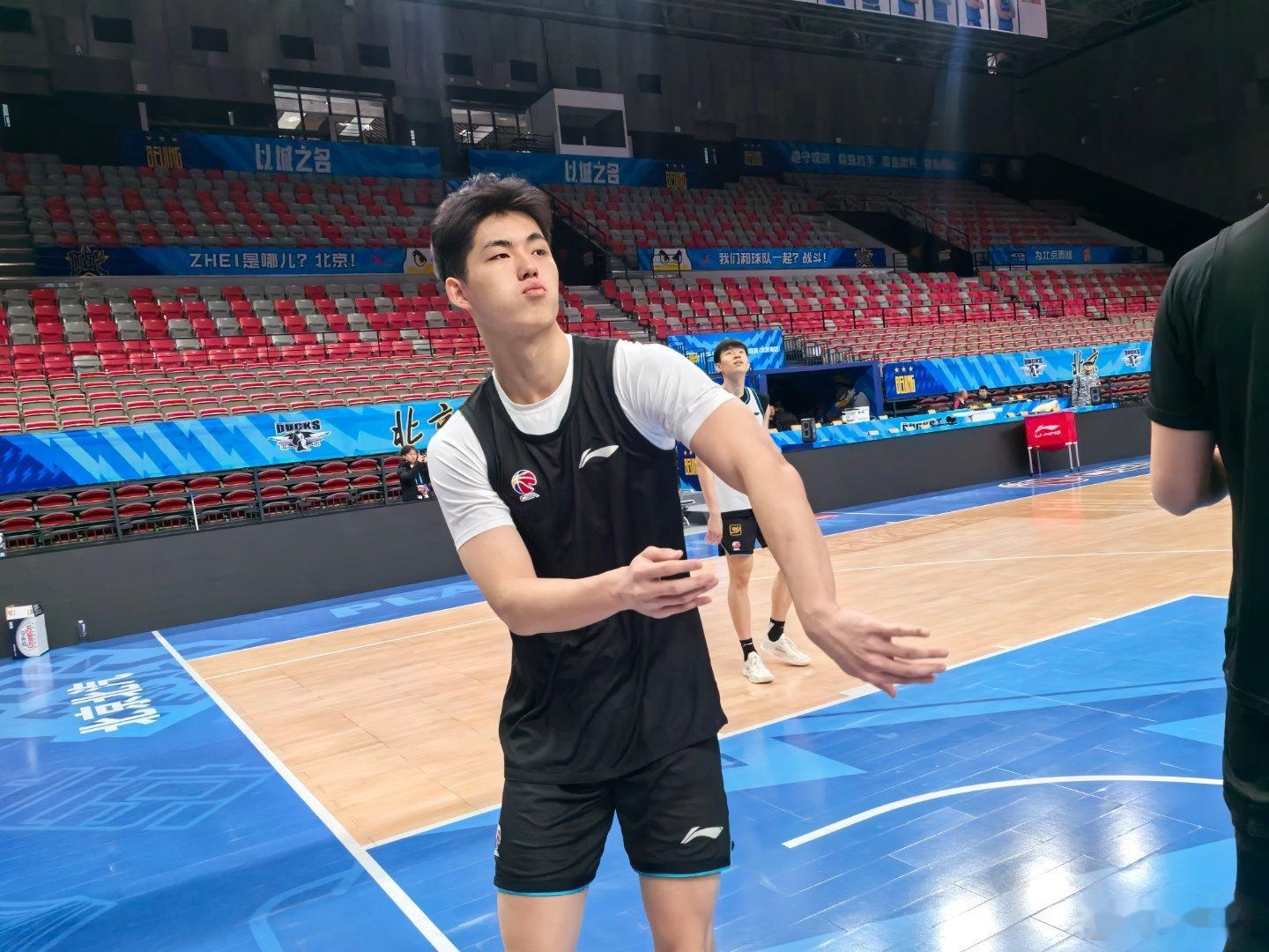 北京首钢 刚刚过完21岁生日的李永瀚参加了今天的赛前训练，今晚有潜力赛！北京男篮
