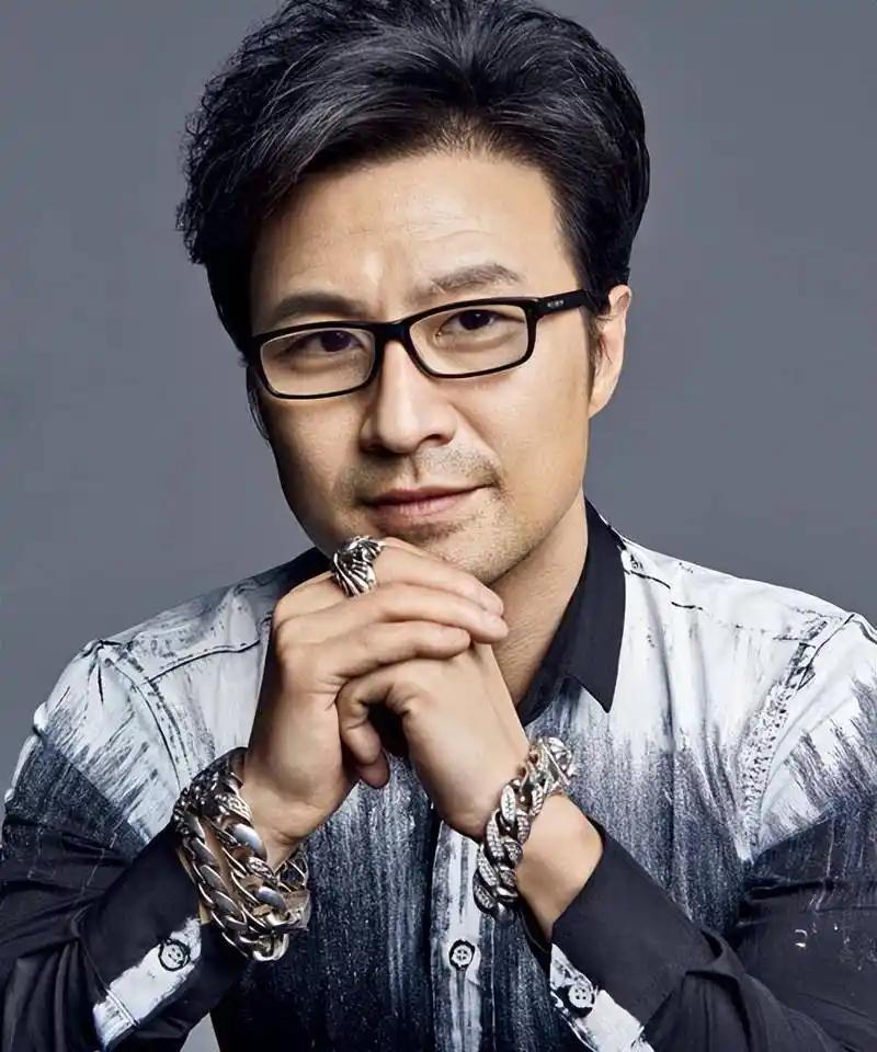汪峰，高调官宣。
9月17号凌晨零点，汪峰在个人社交平台上高调发文，正式官宣自己