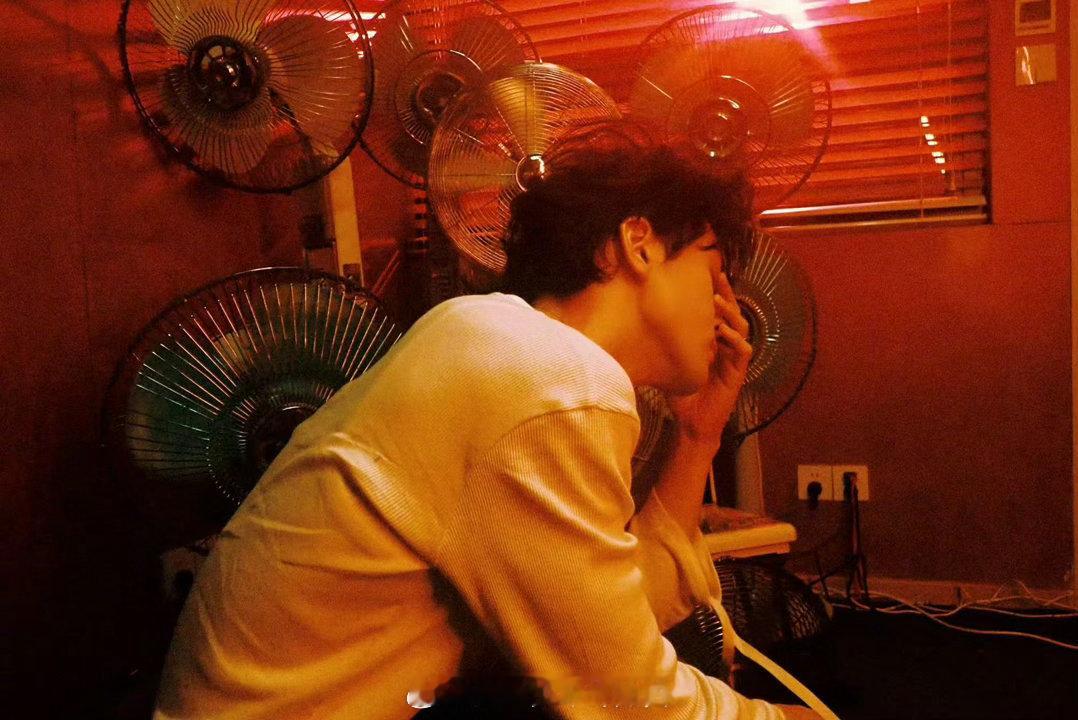 曾舜晞痛楼堪比神图制造机 刷到曾舜晞杭州痛楼的图，存图存到手机内存报警。不是精修