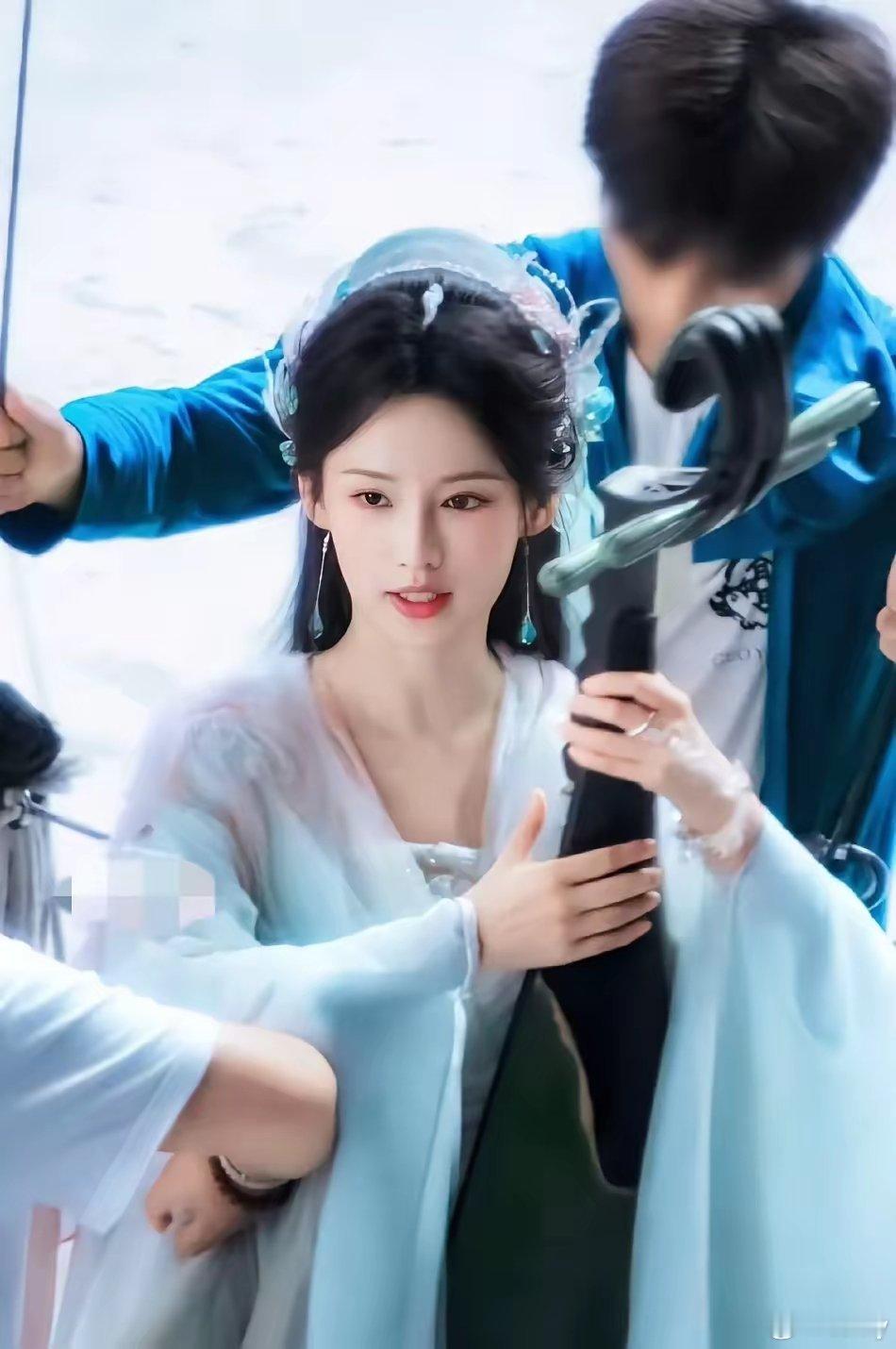 李沁刚刚才录完《花儿与少年》回国，马上便赴横店拍摄与王鹤棣主演的《咸鱼飞升》，妙
