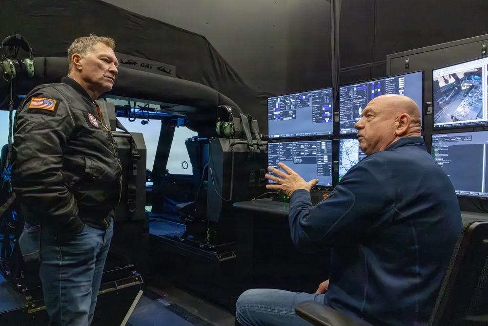 美军公布使用黑鹰机组训练器（BAT）指导美军飞行员进行训练演练照片。BAT是一种