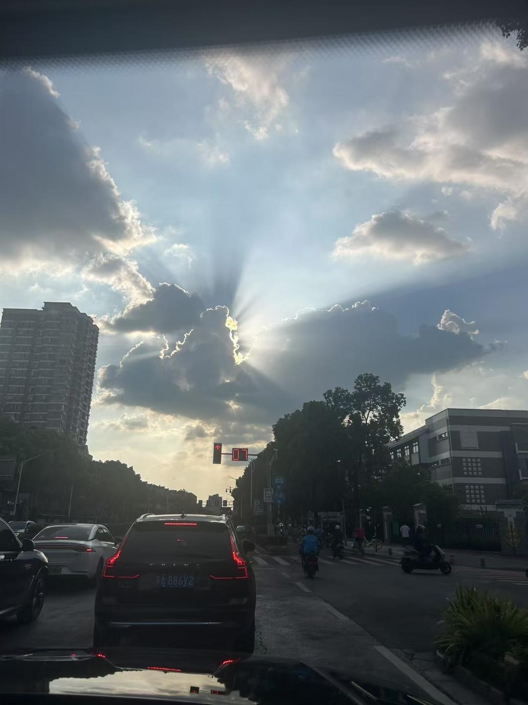 下班路上抬头一看感觉有大妖要横空出世了[笑cry] ​​​