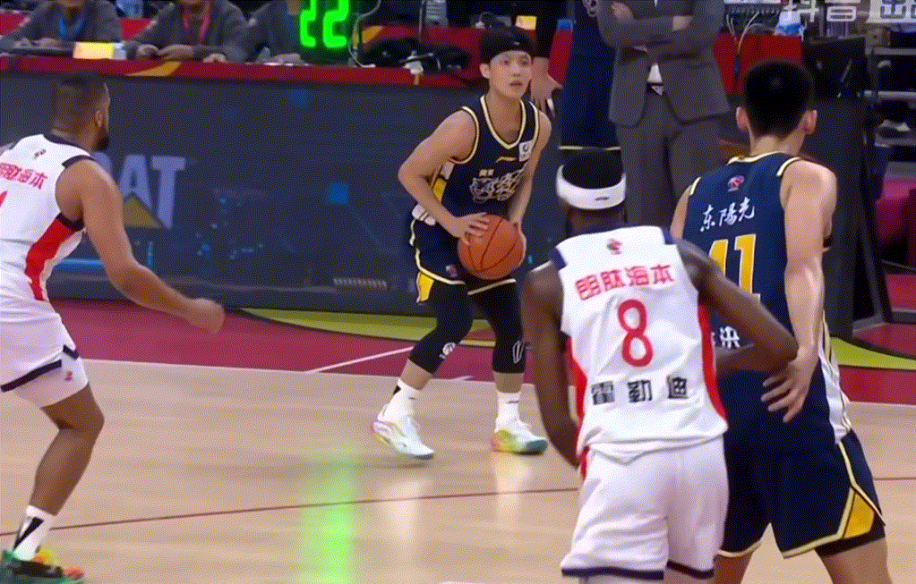 徐杰这三分还是稳，也是打满整节了目前广东队和谁打都是五五开，主要还是因为防守太差