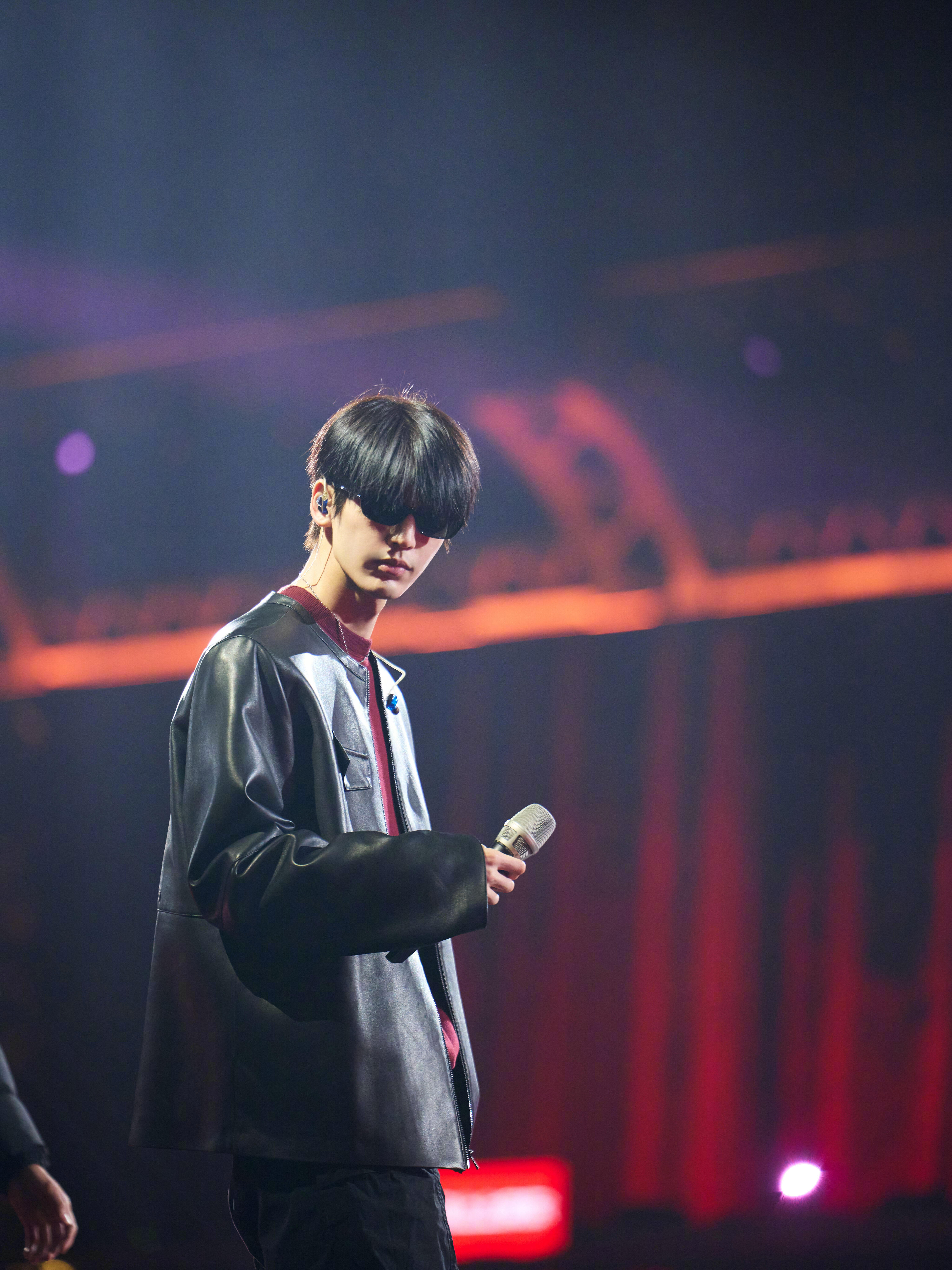 张凌赫皮衣冷脸模特氛围感张凌赫湖南卫视跨年晚会彩排造型，身着黑色宽松皮衣，内搭酒