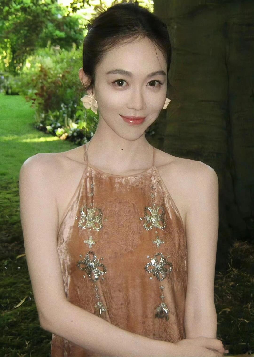 曝姜妍已结婚三年  曝姜妍已结婚三年，如果是真的就祝福姐姐啦~  