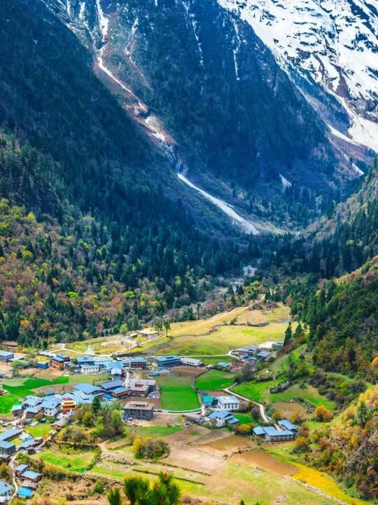 人生建议：一定要在四月来雨崩徒步看雪山🏔️