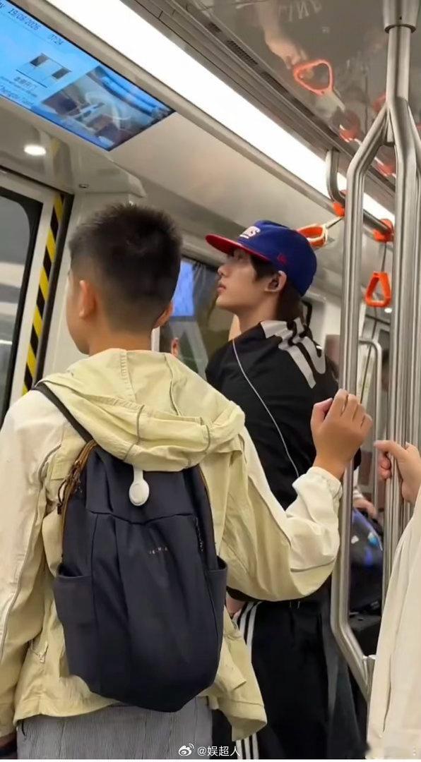 丁程鑫坐地铁被偶遇  丁程鑫坐地铁被偶遇，好帅气的侧颜，放假在家玩的开心呀~ 