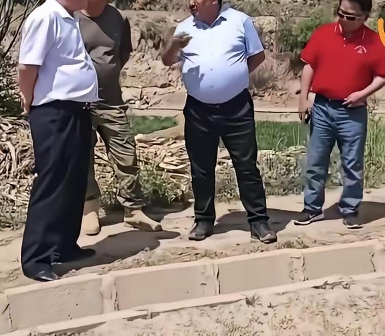清政廉洁
是领导干部的本色，
努力做到不贪不占，
只不过是跑断腿，
管不住嘴，
