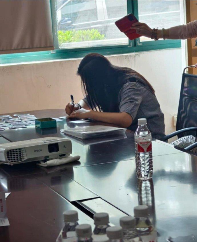#苏州偶遇王祖贤#网友在苏州偶遇女神王祖贤，好久没见到她了，感觉状态挺好的#网友