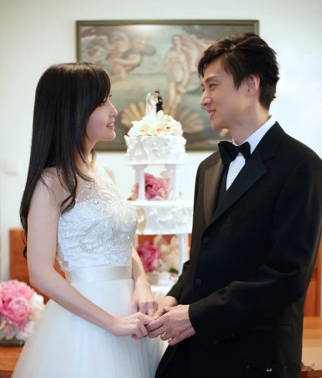 周慧敏分享与倪震的合照，庆祝结婚15周年

“玉女掌门人”周慧敏在2009年与相