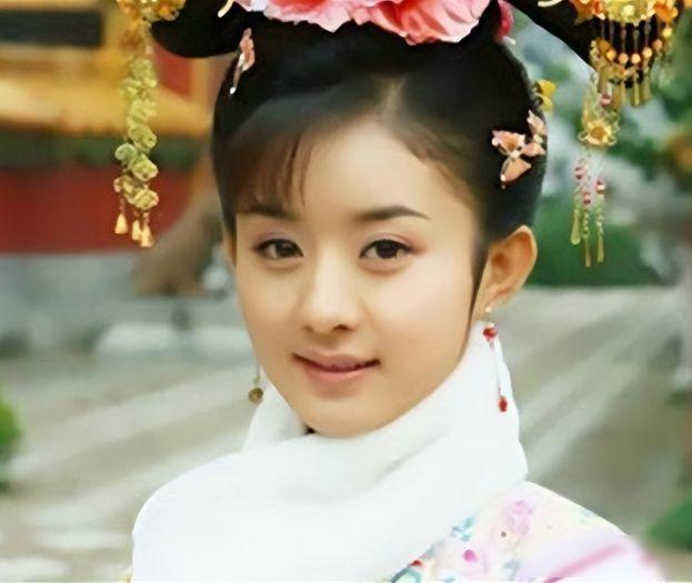 1701年，年仅14岁的高氏被裹着被子送到了康熙的寝殿里，当夜侍奉有功，迅速获得