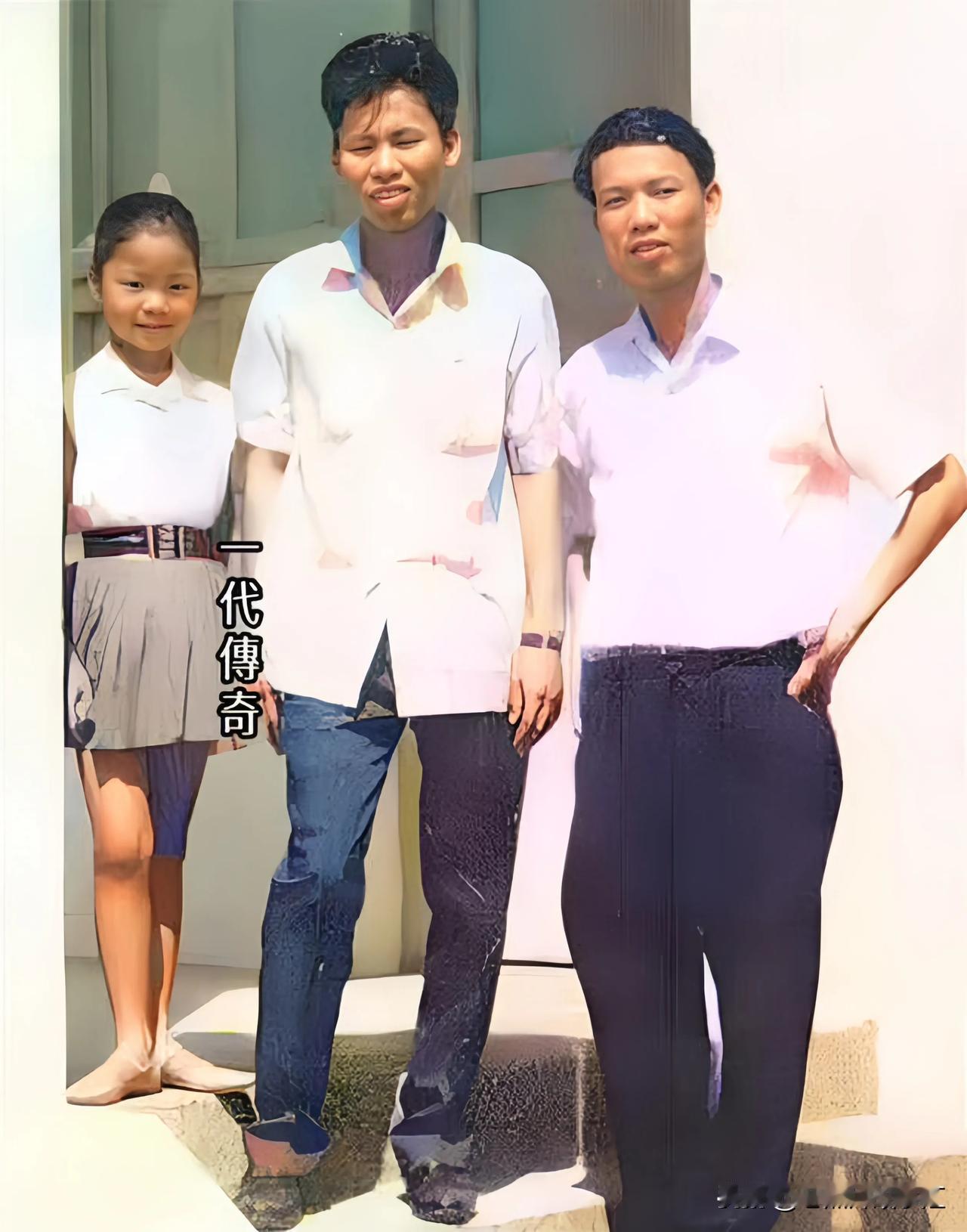 照片中与老师合影的9岁小女孩，后来火遍亚洲，被称为「一代传奇」
    从小时候