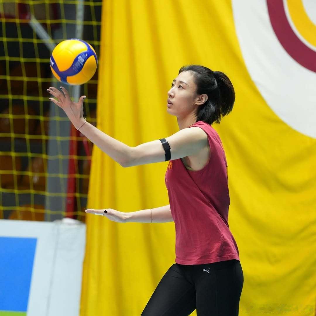 王媛媛留洋第一季 🟡🔴土超女排联赛第12轮焦点战，加拉塔萨雷客场遭伊萨奇巴希